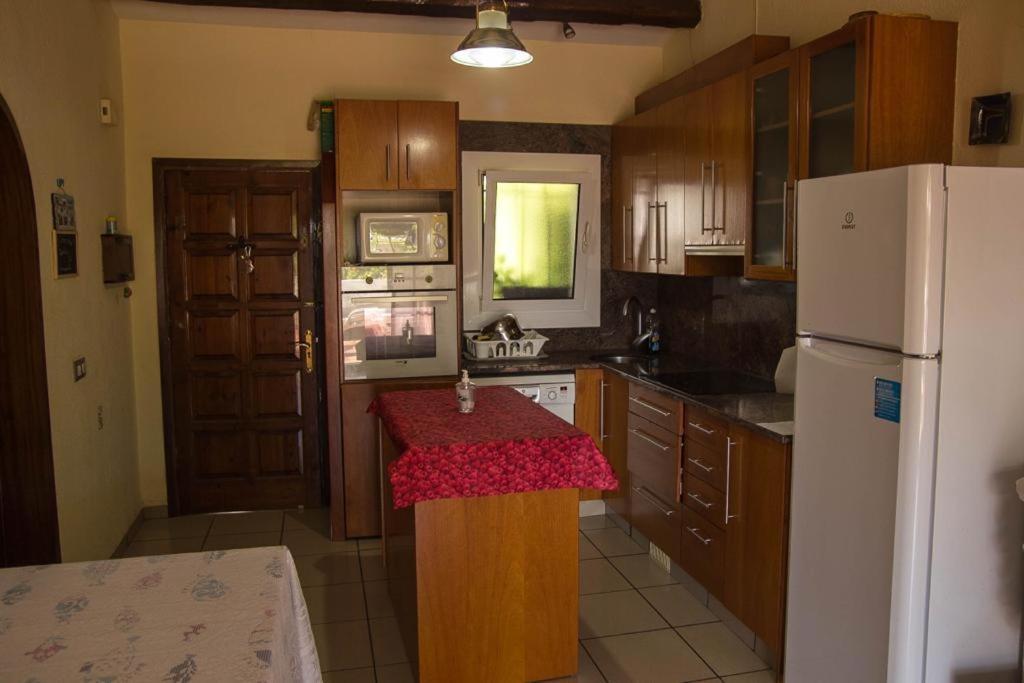 Casita Blanca Con Fibra Optica Y Piscina Cominutaria Tossa de Mar